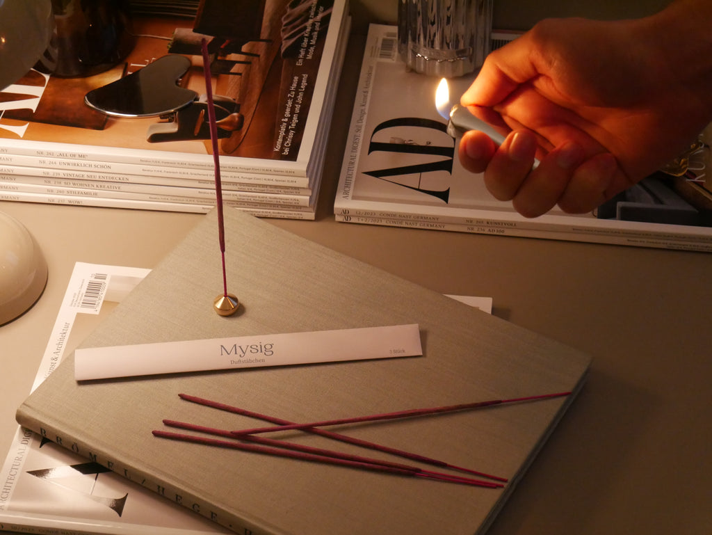 Räucherstäbchen Mysig mit Halter werden angezündet – Duftstäbchen für Meditation, Wellness, Entspannung und Zuhause