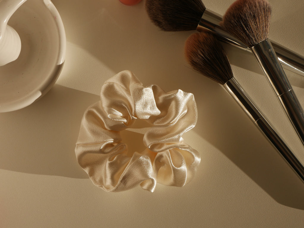 Satin Scrunchie in Weiß mit Make-up Pinseln – schonendes Haargummi für Frauen, Haarpflege und stilvolle Frisuren