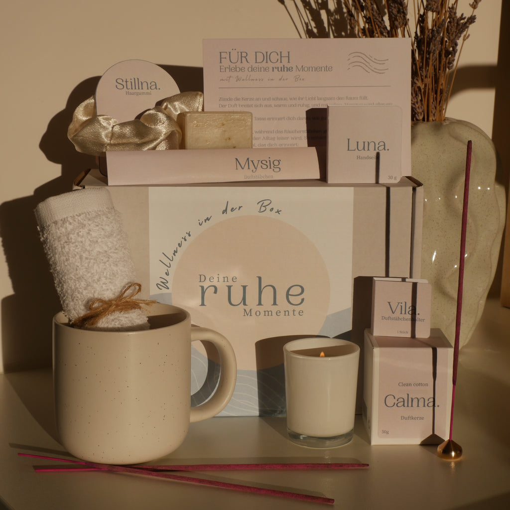 Selfcare Geschenkbox Wellness Set mit Duftkerze, Räucherstäbchen, Handseife, Tasse und Handtuch – Geschenkidee für Entspannung und Ruhe Momente